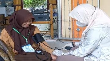 SMA Negeri 1 Kuta Makmur Berkolaborasi dengan Puskesmas Kuta Makmur Gelar Cek Kesehatan Gratis bagi Siswa MPLS